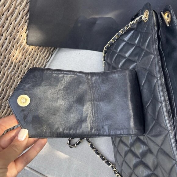 Authentic CHANEL 24k black quilted lambskin charm bag vintage circa 1989 - Picture 9 of 12